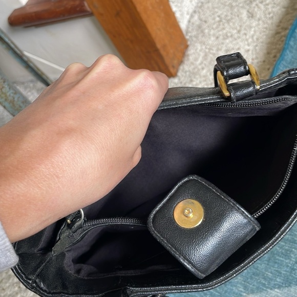 Elegant 90S Black Leather Shoulder Bag - Picture 7 of 13